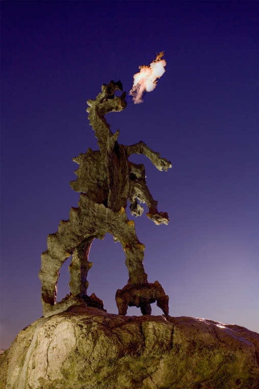 rzeźba smoka ziejąca ogniem