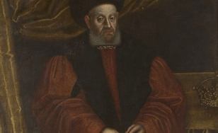 Portret Zygmunta I Starego w pełnej postaci. Król, ubrany w czerwoną szatę, stoi na tle złotej kotary, trzymając w złączonych dłoniach złotą sakiewkę.
