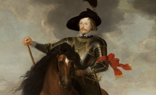 Królewicz Władysław Zygmunt siedzi na brązowym koniu, ubrany w dekoracyjną zbroję, na głowie ma czarny kapelusz z czarnym pióropuszem. Na lewym przedramieniu przewiązana czerwona tkanina ze złoceniami. W tle pejzaż z widocznym wojskiem.