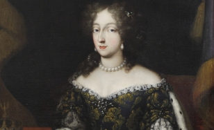 Portret królowej siedzącej na tle niebiesko-złotej kotary. Kobieta, ubrana w dekoracyjną suknię, odkrywającą ramiona, na którą narzucony został płaszcz podbity futrem, swoją prawą rękę opiera o stół, na którym znajduje się berło i korona.