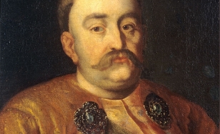 Portret Jana III Sobieskiego na czarnym tle. Król ukazany w półpostaci, ubrany w czerwony kostium z dwoma złotymi zapinkami.