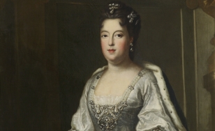 Portret królowej, ubranej w białą dekoracyjną suknię z narzuconym na ramiona płaszczem podbitym futrem. Po lewej stronie obrazu stolik, na którym ułożono złotą poduszkę i koronę, na której kobieta opiera rękę. Tło sugerujące wnętrze.