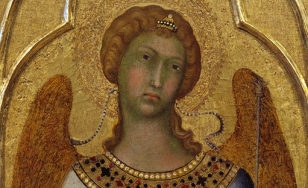 Blondwłosy anioł umieszczony w ostrołukowej arkadzie na złotym tle. Ubrany w niebieską suknię z motywem dekoracyjnym, swoją prawą ręką podtrzymuje czerwoną szatę narzuconą na ramiona.