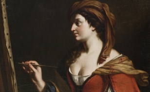 Siedząca przed sztalugą z płótnem kobieta z chustą na głowie, trzymająca w rękach pędzle oraz paletę na ciemnoszarym tle.