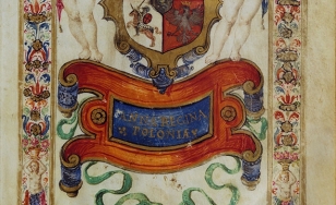 Karta iluminowanego rękopisu z kartuszem herbowym, flankowanym przez dwa aniołki, trzymające nad kartuszem koronę. W dole wstęga z inskrypcją “Anna Regina Polonia”, całość otoczona prostokątną ramą wypełnioną dekoracją w formie groteski.