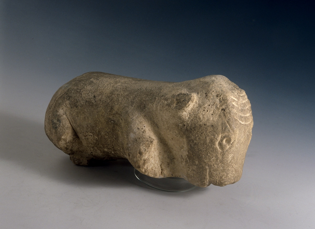 Fragment romańskiej rzeźby przedstawiający głowę i korpus zwierzęcia przypominającego woła.
