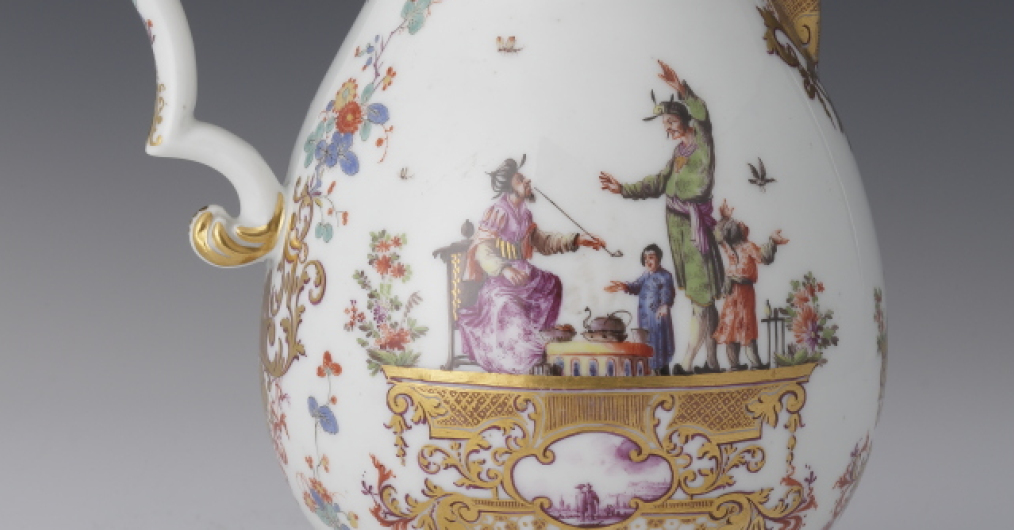 Porcelanowy dzbanek zdobiony sceną z ludźmi i zwierzętami, ukazujący piękno sztuki użytkowej.