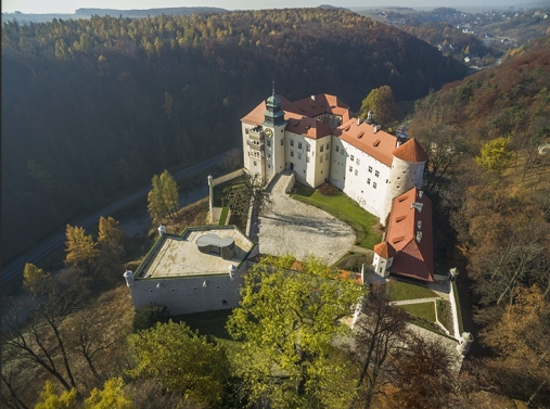 widok zamku Pieskowa Skała, z lotu ptaka