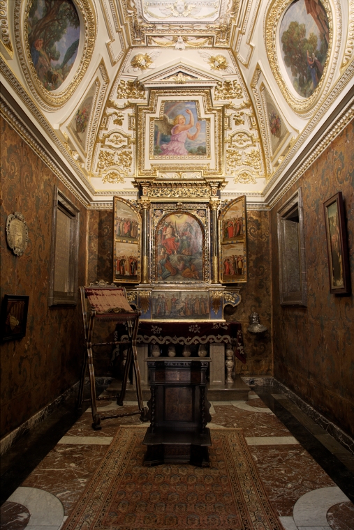 mała kaplica zamkowa, z ołtarzem i obrazami na ścianach, na sklepieniu malowidło