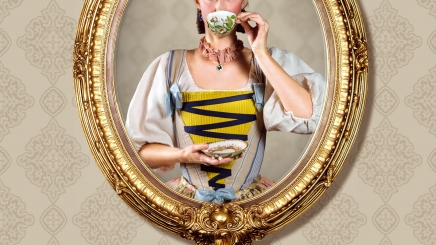 postać kobiety w stylowej sukni, lewą ręką podnosi do ust filiżankę, w prawej trzyma spodek; ujęta w owalną rzeżbioną i złoconą ramę
