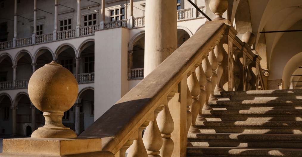 widok na krużganki wawelskie - rodzaj balkonu otaczającego dziedziniec arkadowy, na pierwszym planie schody kamienne i balustrada