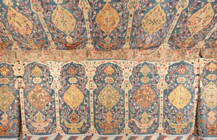 fragment namiotu tureckiego, zdobionego ornamentami orientalnymi