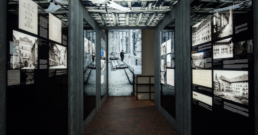 sala wystawy Wawel Odzyskany, korytarz ze zdjęciami na ścianach