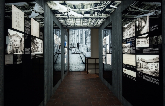 sala wystawy Wawel Odzyskany, korytarz ze zdjęciami na ścianach