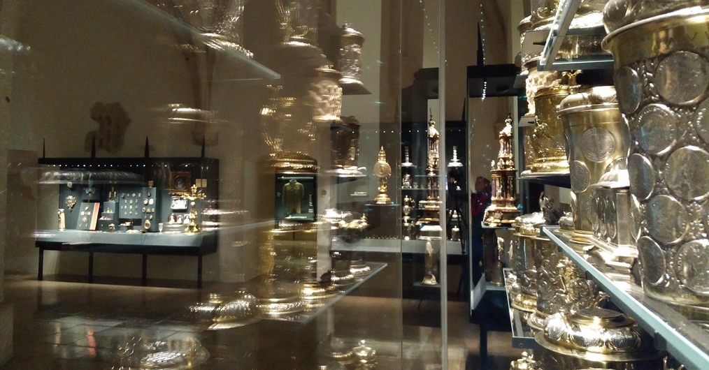 sala skarbca z gablotami, w których znajdują się zabytki ze złota i srebra