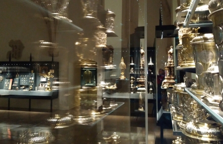 sala skarbca z gablotami, w których znajdują się zabytki ze złota i srebra