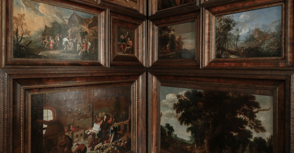 fragment wnętrza Gabinetu Holenderskiego przedstawiający malowidła holenderskie z epoki nowożytnej