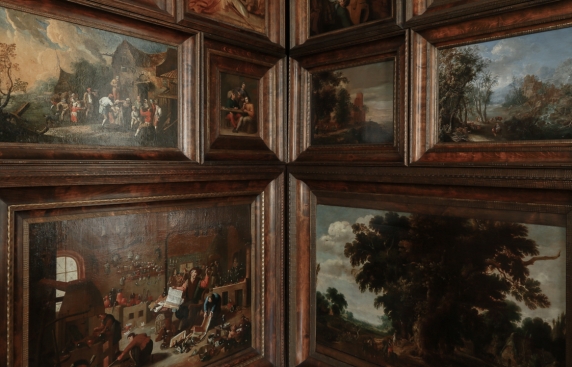fragment wnętrza Gabinetu Holenderskiego przedstawiający malowidła holenderskie z epoki nowożytnej