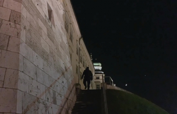 film o nocnym patrolu na Zamku Królewskim na Wawelu w wykonaniu Straży Zamkowej