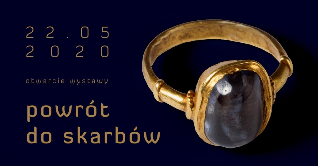 infografika wydarzenia - powrót skarbów, na granatowym tle napis i zdjęcie zabytkowego złotego pierścienia, z niebieskim kamieniem szlachetnym