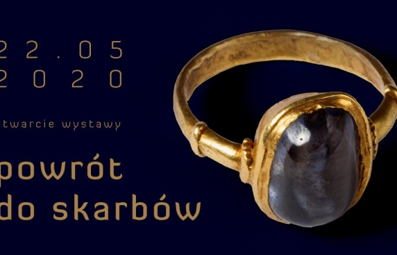 infografika wydarzenia - powrót skarbów, na granatowym tle napis i zdjęcie zabytkowego złotego pierścienia, z niebieskim kamieniem szlachetnym