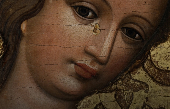 fragment obrazu malowanego na desce, przedstawia kobiecą twarz z dużymi oczami, wąskim nosem i drobnymi, pełnymi ustami