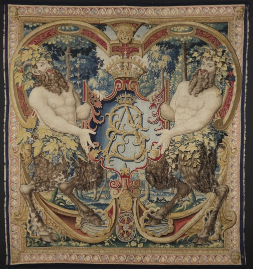 Arras z monogramem Zygmunta Augusta i dwoma satyrami.