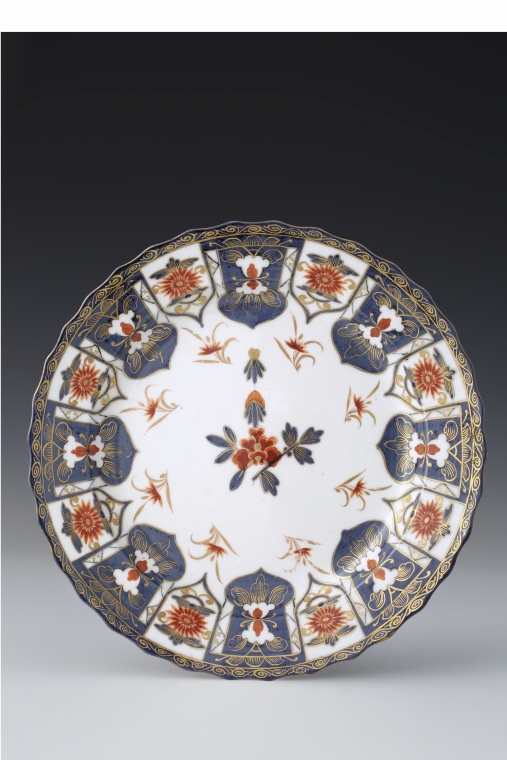 Porcelanowy talerz ozdobiony motywem geometrycznym i kwiatowym