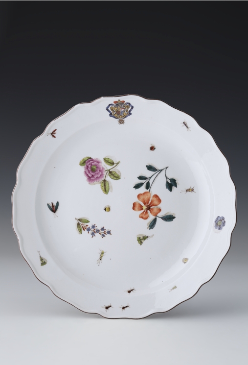 Porcelanowy talerz w kwiaty.