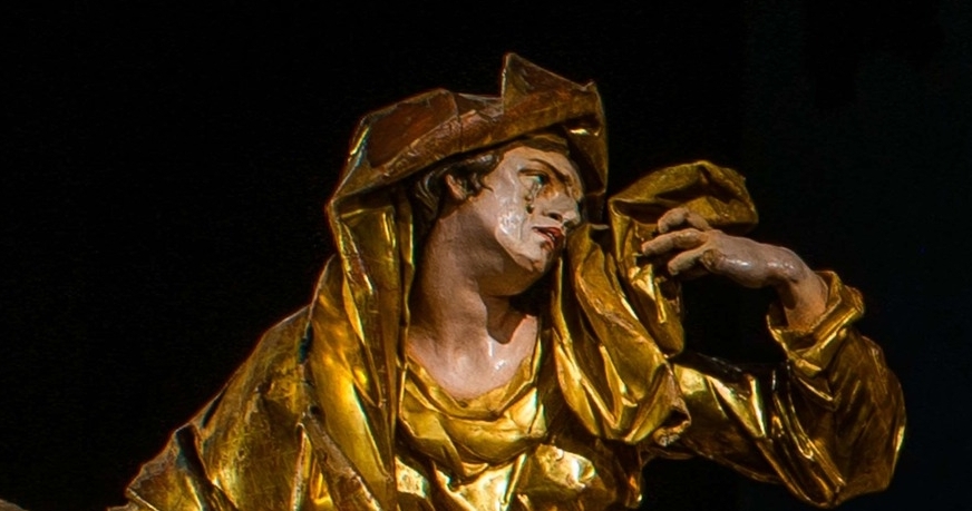 Rzeźba św. Jana w złotych szatach.