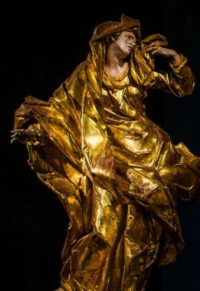Rzeźba św. Jana w złotych szatach.