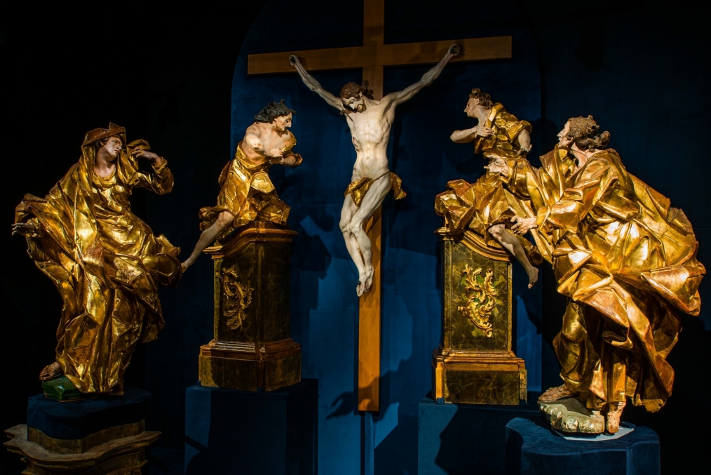 rzeźby Matki Boskiej, świętego Jana, Aniołów i Krucyfiks
