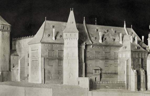 Makieta zabytkowego budynku, bryła zamku, wieże, po prawej stronie wystająca dobudowana część zwana „Kurzą Stopą”