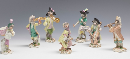 figurki porcelanowe małp w strojach dworskich