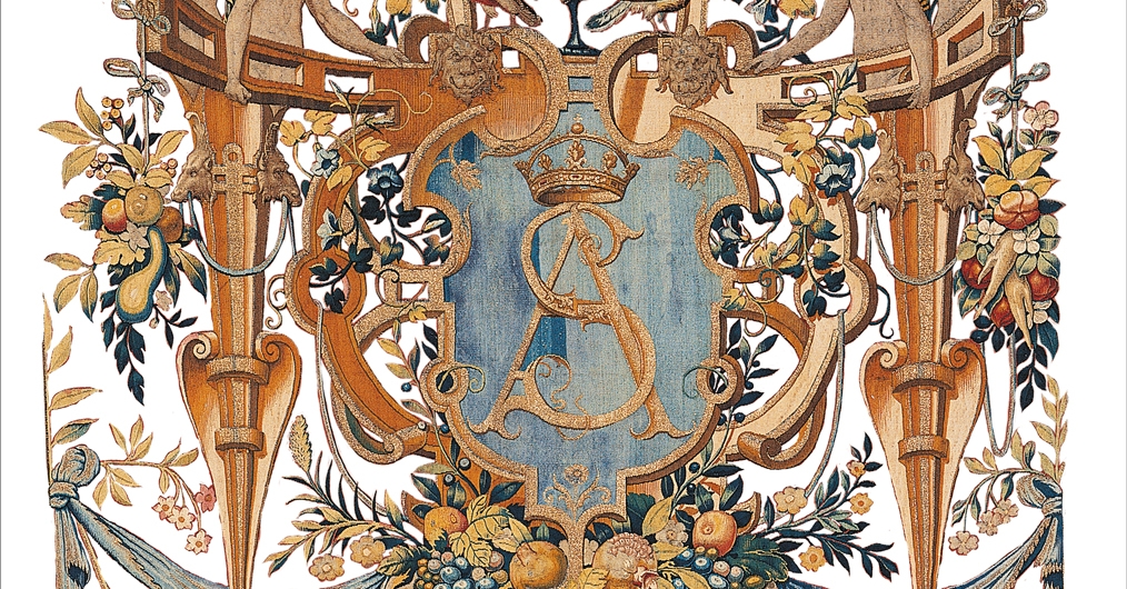 Grafika przedstawia fragment arrasu - ozdobny herb ze złotymi inicjałami na niebieskim tle. Tarcza otoczona jest ornamentami, podobiznami ludzi, roślinami i owocami.