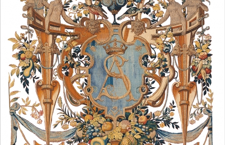 Grafika przedstawia fragment arrasu - ozdobny herb ze złotymi inicjałami na niebieskim tle. Tarcza otoczona jest ornamentami, podobiznami ludzi, roślinami i owocami.