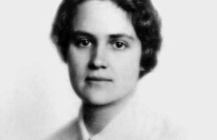 czarno-białe zdjęcie, portret młodej kobiety