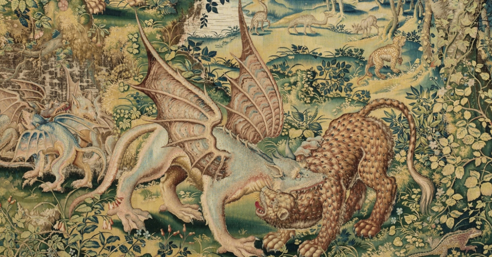 fragment arrasu, ze sceną walczących zwierząt - smoka z panterą; w tle leśny krajobraz i inne zwierzęta