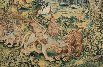 fragment arrasu, ze sceną walczących zwierząt - smoka z panterą; w tle leśny krajobraz i inne zwierzęta