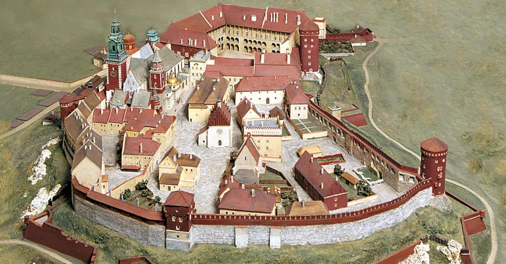 makieta przedstawia zabudowę wzgórza wawelskiego sprzed wieków, budynki nakryte dachówką, otoczone murem z białego kamienia