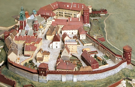 makieta przedstawia zabudowę wzgórza wawelskiego sprzed wieków, budynki nakryte dachówką, otoczone murem z białego kamienia