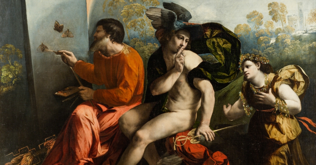 trzy postacie: z lewej malarz w czerwonej szacie malujący motyle, pośrodku skąpo odziana postać przytykająca palec do ust w geście uciszenia, po prawej postać w złotej szacie z wiankiem z kwiatów na głowie