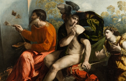 trzy postacie: z lewej malarz w czerwonej szacie malujący motyle, pośrodku skąpo odziana postać przytykająca palec do ust w geście uciszenia, po prawej postać w złotej szacie z wiankiem z kwiatów na głowie