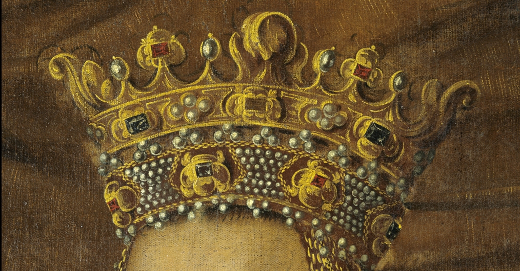 fragment obrazu przedstawiający koronę królewską, bogato zdobioną szlachetnymi kamieniami i perłami
