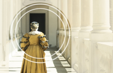 postać kobiety ubranej w złocistą suknię, idącej przez krużganki wawelskiego zamku