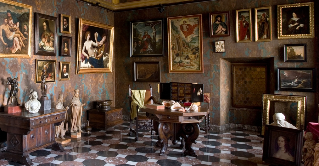Zdjęcie przedstawia salę w Zamku, w wyposażeniu obrazy, rzeźby, meble, przedmioty codziennego użytku z różnych epok.
