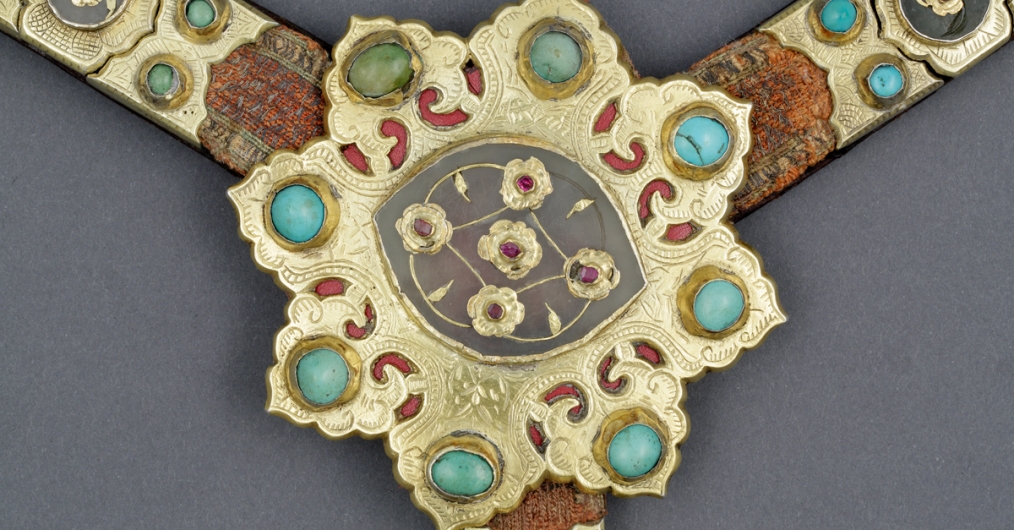 Złota ozdoba w stylu osmańskim w formie kwiatu wysadzana szlachetnymi kamieniami.