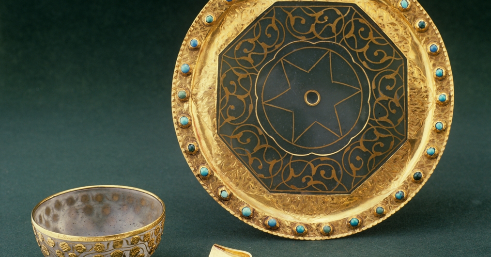 Czarka, paterka i łyżeczka, złote, zdobione geometrycznymi ornamentami