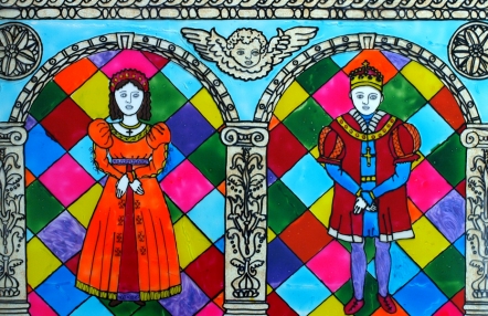 malarkie przedstawienie postaci królowej i króla, w strojach renesanowych, stoją w łukach arkad, zdobionych ornamentami