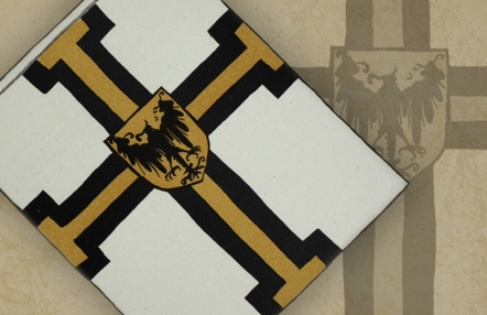 flaga krzyżacka, z narysowanym krzyżem i herbem